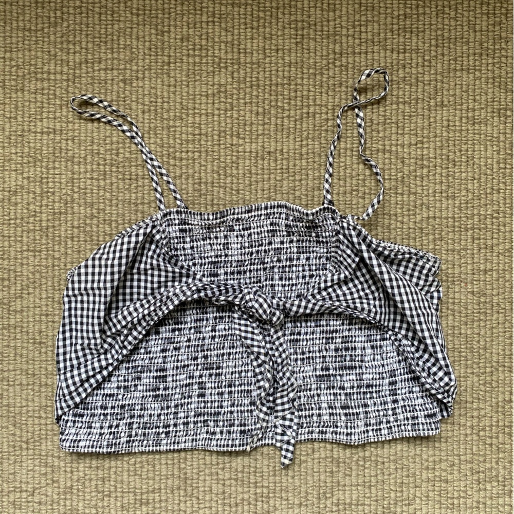 Cute cropped black and white gingham top